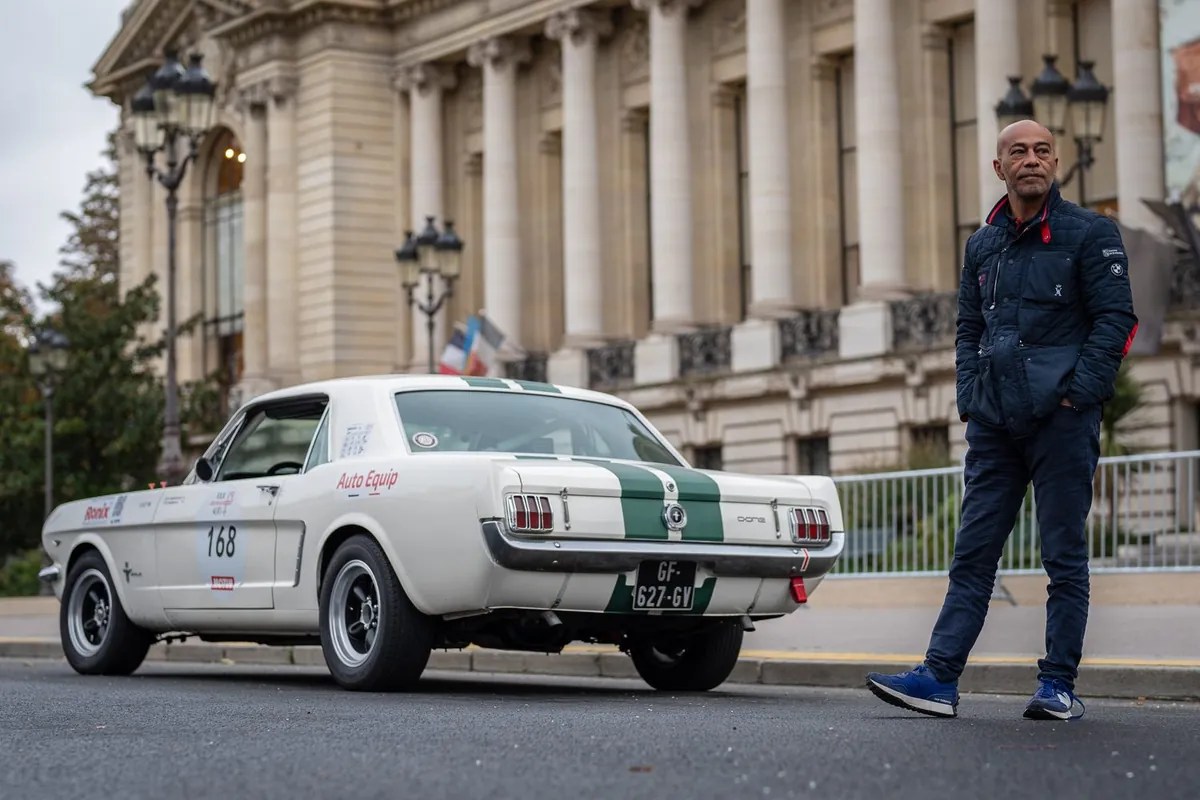 Photographie éditoriale — véhicule historique au Tour Auto
